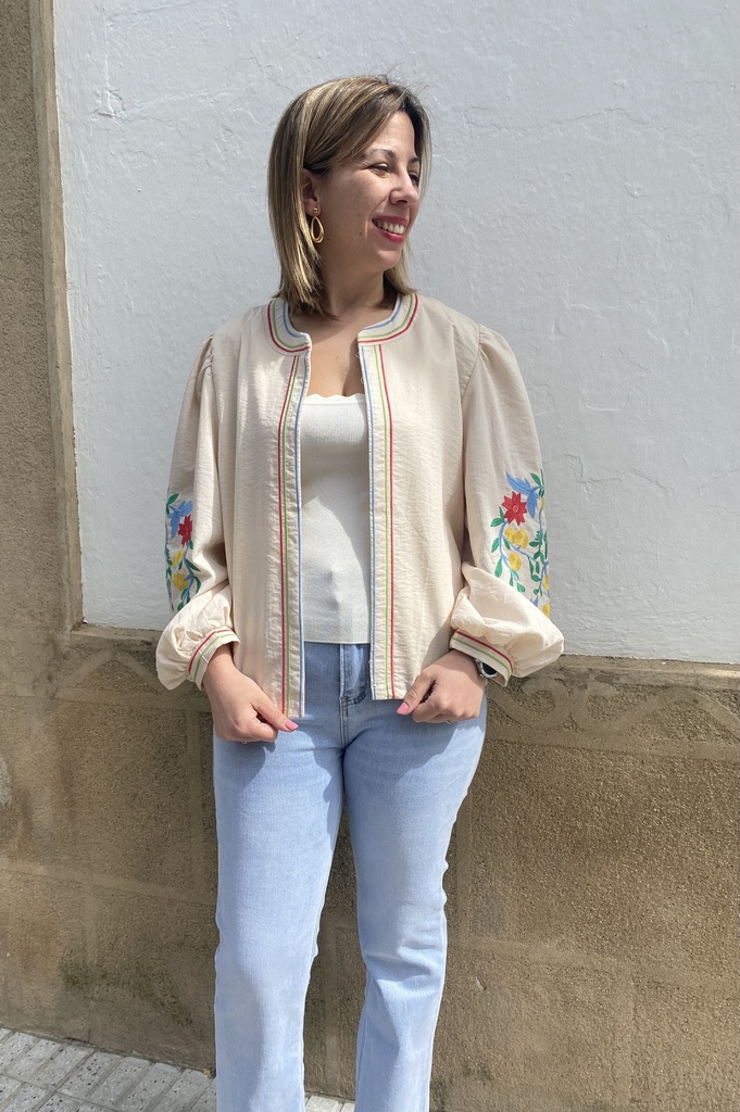 Chaqueta sobre camisa con flores.